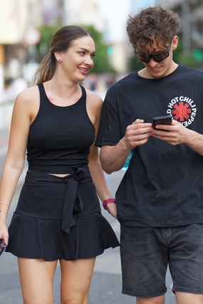 欧美街拍街头有说有笑情侣图片